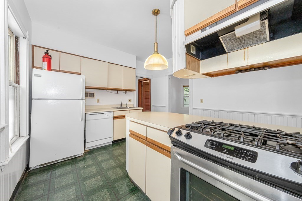 59 Hawthorne St, Davis Square